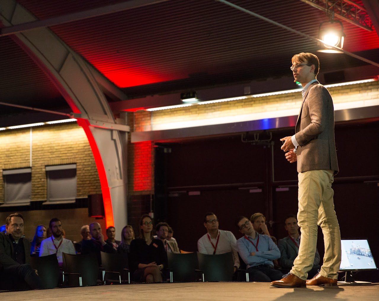 Ludo Raedts sprekend op een podium